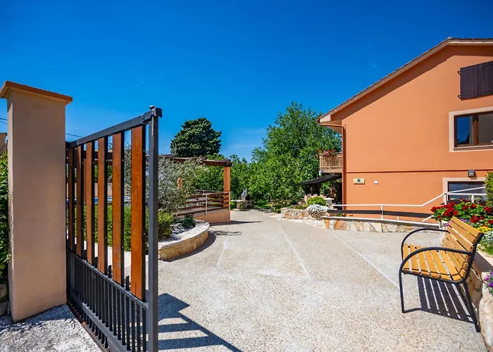 Gostinjska kuća E-m With Private Pool 3*