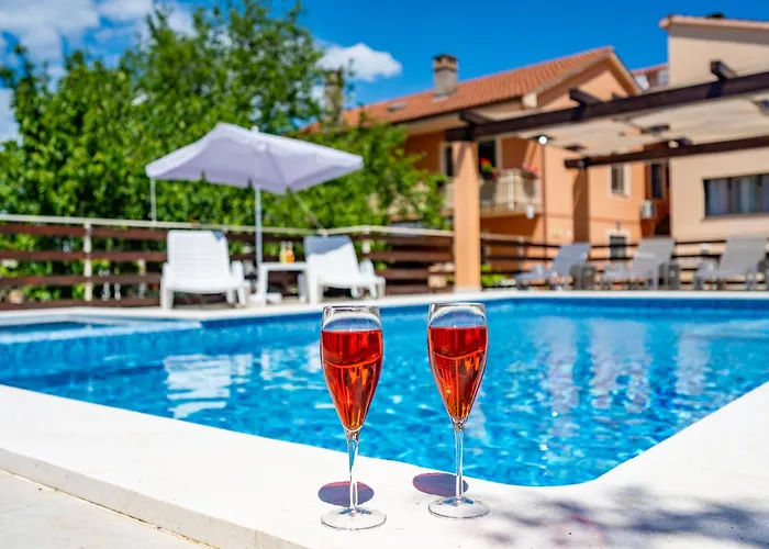 E-m With Private Pool Vinkuran