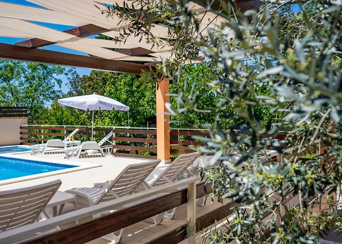 E-m With Private Pool Gostinjska kuća