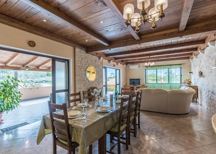 Gostinjska kuća E-m With Private Pool