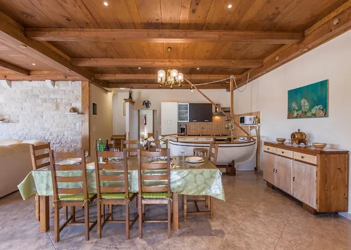 E-m With Private Pool