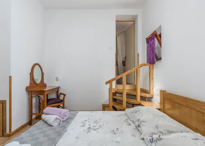 E-m With Private Pool Vinkuran