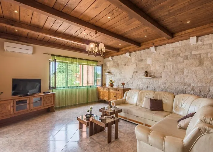 E-m With Private Pool