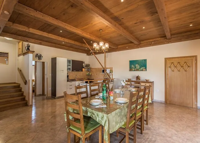 Gostinjska kuća E-m With Private Pool Vinkuran