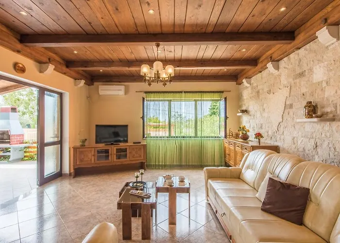 Gostinjska kuća E-m With Private Pool