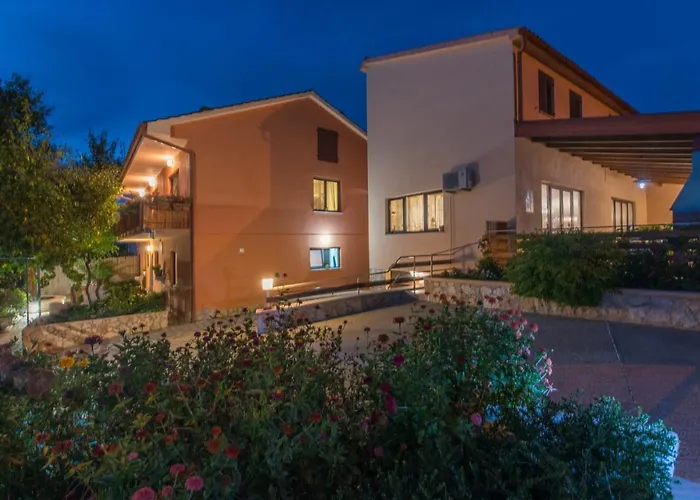 Gostinjska kuća E-m With Private Pool Vinkuran