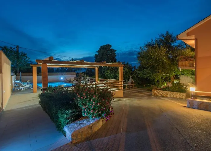 E-m With Private Pool Gostinjska kuća