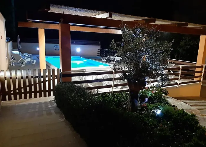 E-m With Private Pool Gostinjska kuća 3*