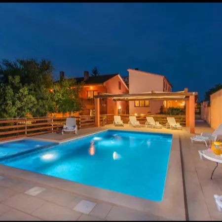 Konukevi E-m With Private Pool Vinkuran