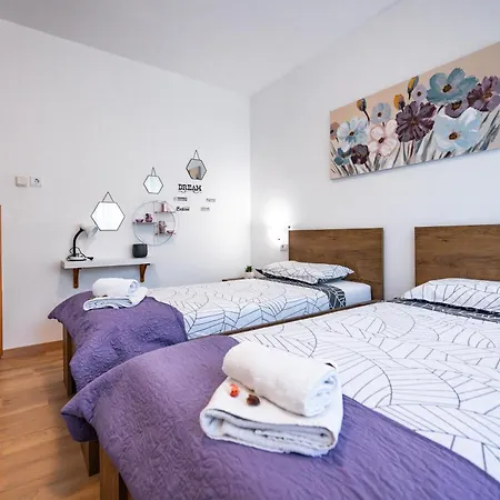 E-m With Private Pool Guest house Vinkuran