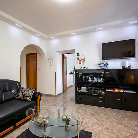 E-m With Private Pool Guest house Vinkuran