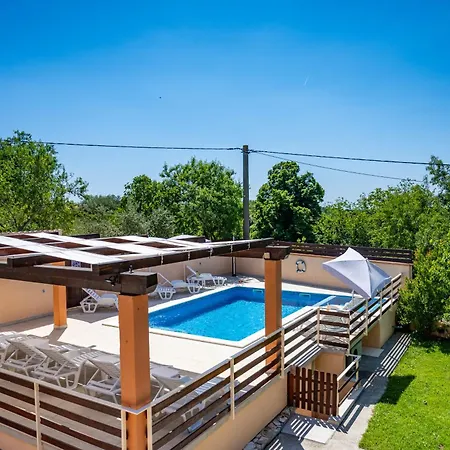 E-m With Private Pool Affittacamere Vinkuran