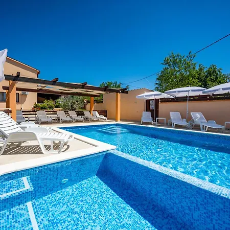 Konukevi E-m With Private Pool Vinkuran