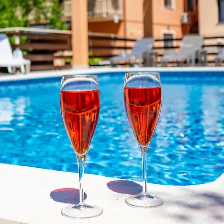 E-m With Private Pool Affittacamere 3*