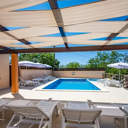 Konukevi E-m With Private Pool Vinkuran