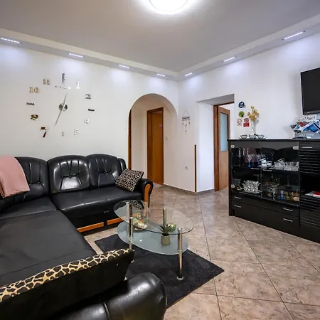 E-m With Private Pool 3* Vinkuran