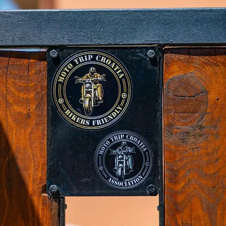 E-m With Private Pool Affittacamere 3*