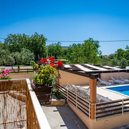 E-m With Private Pool Vinkuran