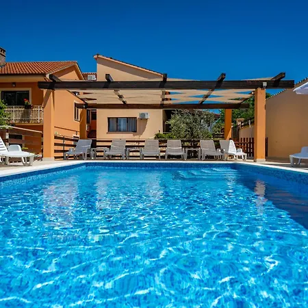 E-m With Private Pool Vinkuran