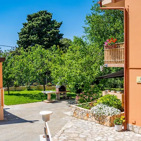 E-m With Private Pool