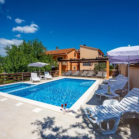 E-m With Private Pool Guest house