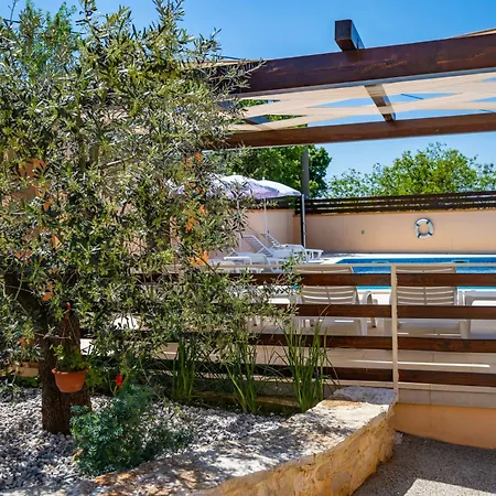 E-m With Private Pool Affittacamere 3*