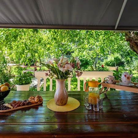 E-m With Private Pool Guest house Vinkuran
