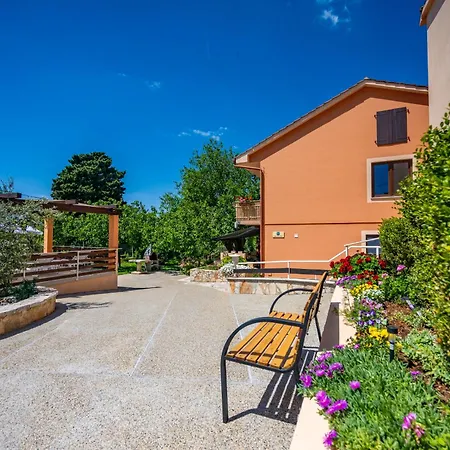 E-m With Private Pool Vinkuran