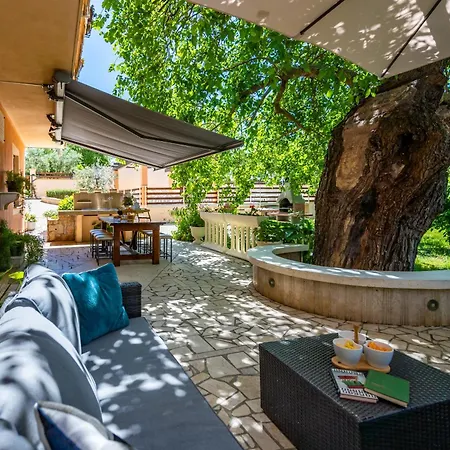 E-m With Private Pool