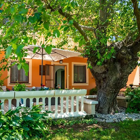 E-m With Private Pool Affittacamere