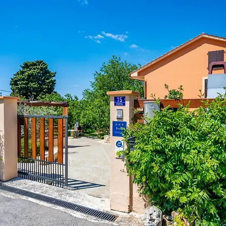 E-m With Private Pool Guest house 3*