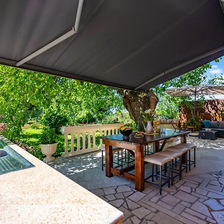 E-m With Private Pool Guest house Vinkuran
