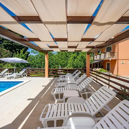 E-m With Private Pool 3* Vinkuran