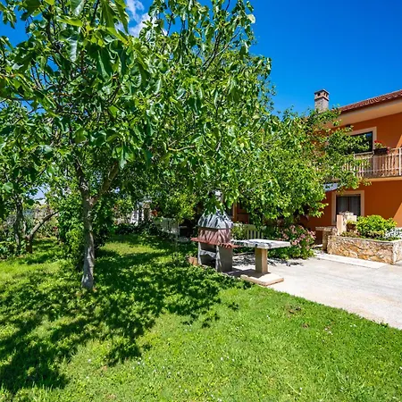 E-m With Private Pool