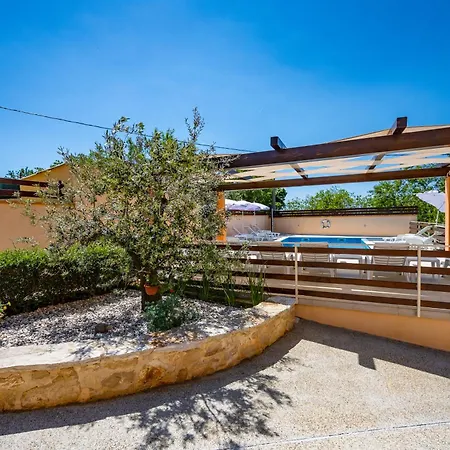 E-m With Private Pool Guest house