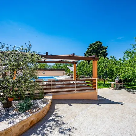 Guest house E-m With Private Pool