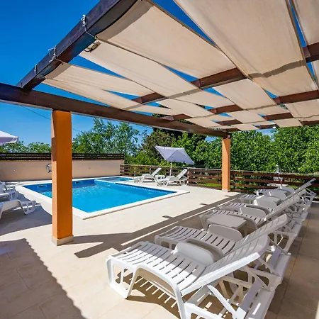 E-m With Private Pool 3* Vinkuran