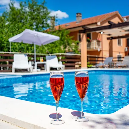 E-m With Private Pool Vinkuran