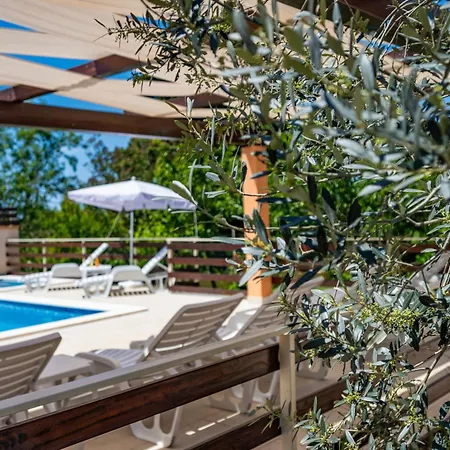 E-m With Private Pool 3* Vinkuran