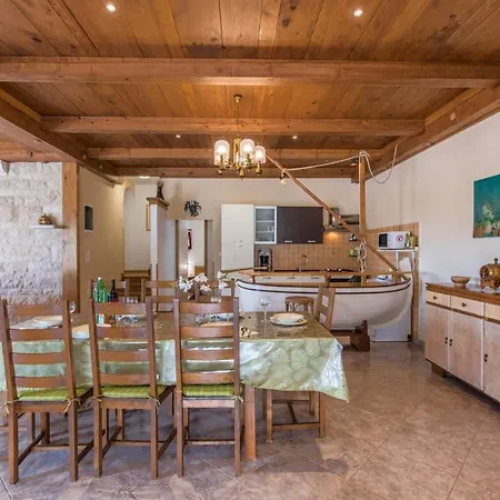 E-m With Private Pool