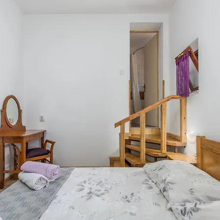 E-m With Private Pool Vinkuran