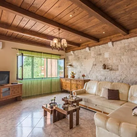 E-m With Private Pool