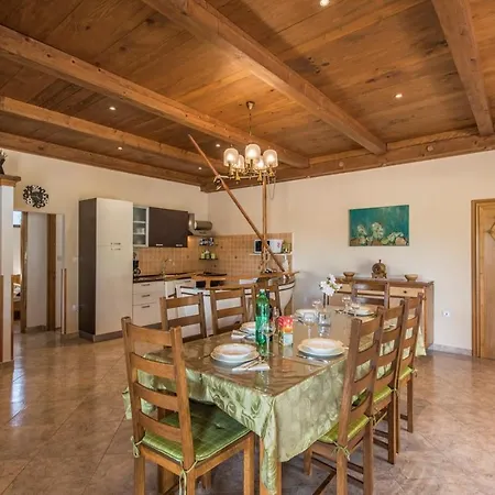 Affittacamere E-m With Private Pool Vinkuran