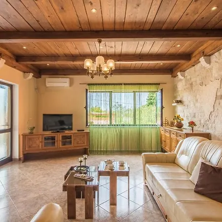 Konukevi E-m With Private Pool