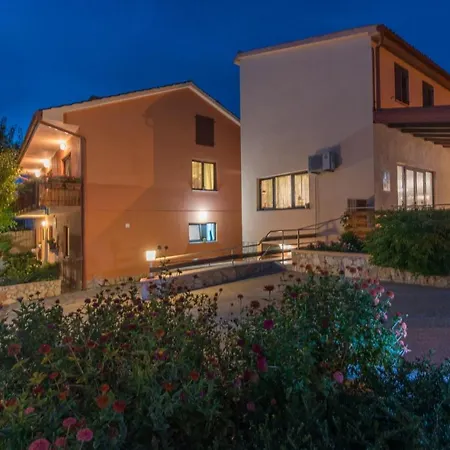 Konukevi E-m With Private Pool Vinkuran