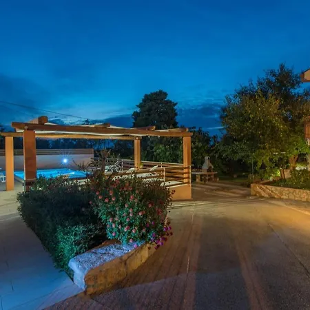 E-m With Private Pool Affittacamere