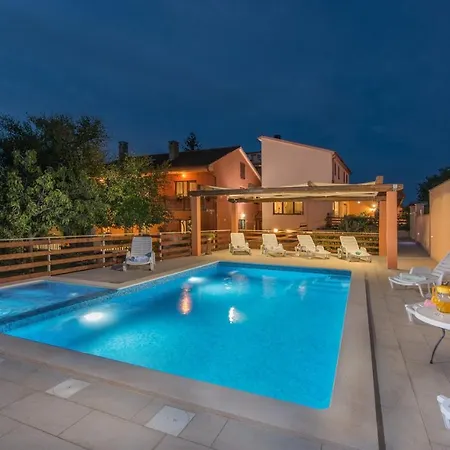 Konukevi E-m With Private Pool 3*