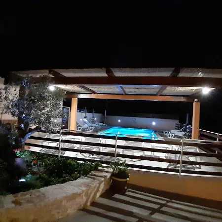 E-m With Private Pool Affittacamere